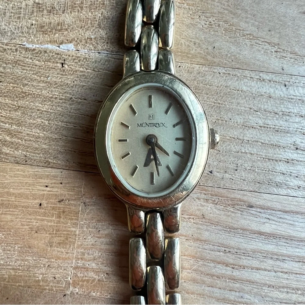 Montreux ladies oval gold tone dress Watch NEW BATTERY